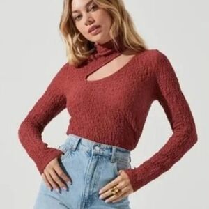 222-nwt ASTR Women's‎ Brick Red Textured Sweatshirt